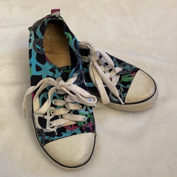 Old Navy Peace converse like tennis shoes size 4 fits like a 5 women. - Picture 1 of 4